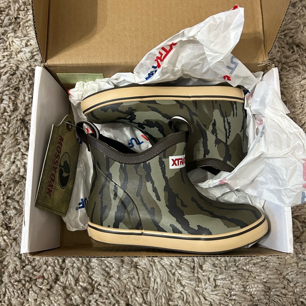 Xtra Tuf Kids Mossy Oak Bottomland Ankle Deck Boot. Size 11M Youth